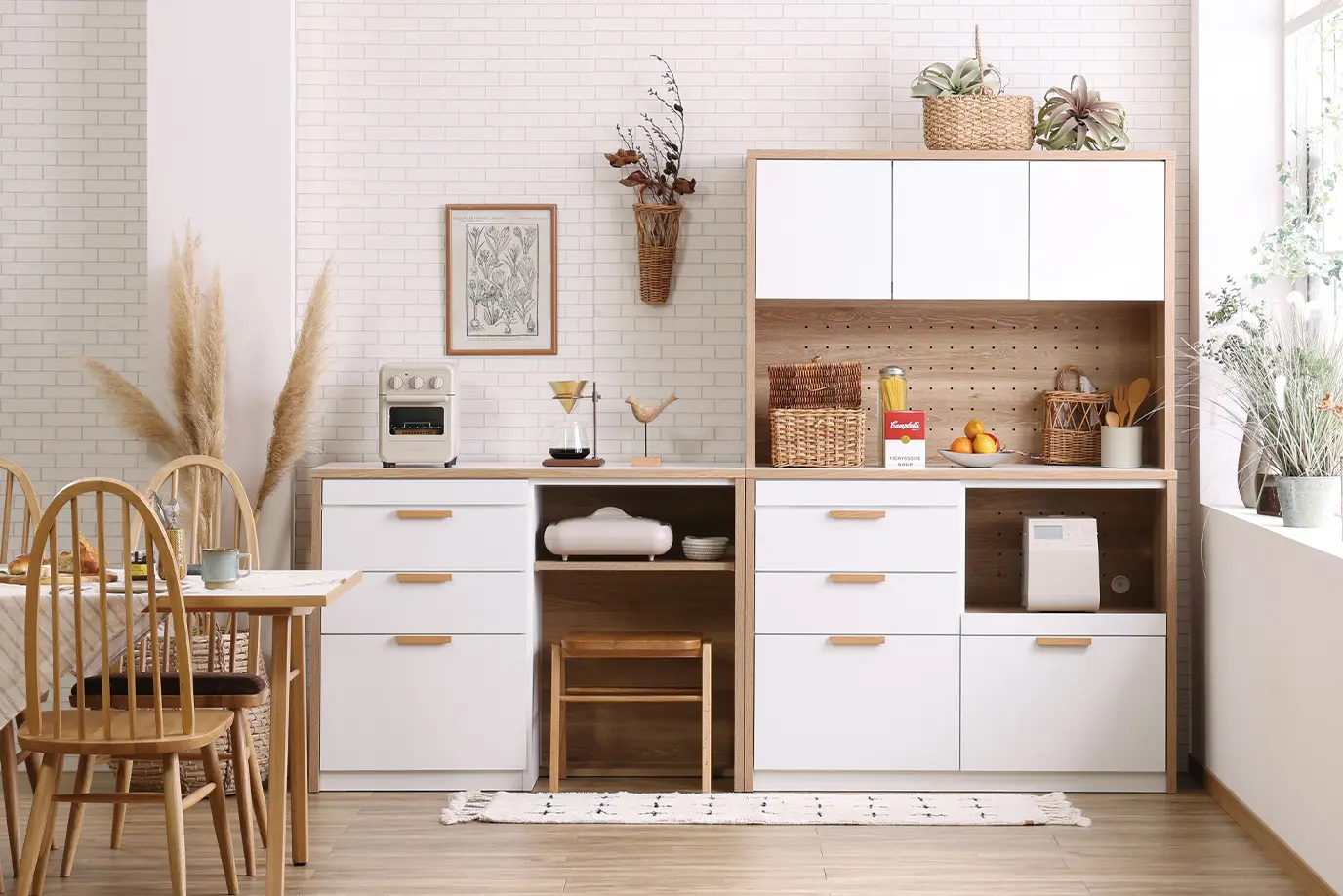 白い食器棚を使ったおしゃれで整理整頓されたキッチンの作り方