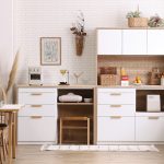 白い食器棚を使ったおしゃれで整理整頓されたキッチンの作り方