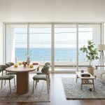 海辺の景色と調和する、ナチュラル×北欧モダンなリビングダイニング